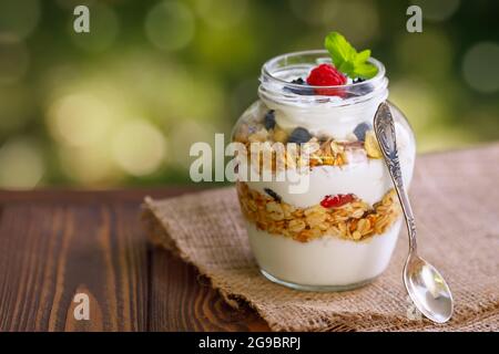granola au yaourt grec et aux baies dans un pot en verre Banque D'Images