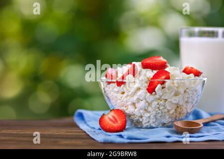 yaourt et fromage cottage avec des fraises fraîches sur la table à l'extérieur Banque D'Images