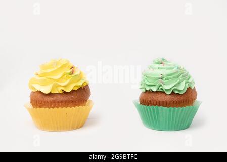 Cupcake jaune et vert sur fond blanc Banque D'Images