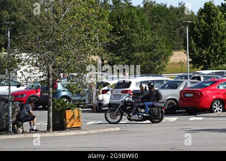 Mjölby, Suède. 25 juillet 2021. Les usagers de la route qui ont séjourné au restaurant McDonald's dans la circulation de vacances à Viringe, Mjölby, juste à côté de l'E4 dimanche. Il y a beaucoup de pression sur les routes maintenant pendant les vacances quand beaucoup de touristes sont à la maison. Crédit : Jeppe Gustafsson/Alay Live News Banque D'Images