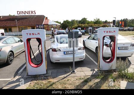 Ödeshög, Suède. 25 juillet 2021. Station de recharge Tesla dans la circulation de vacances à Viringe, Mjölby, juste à côté de l'E4 le dimanche. Il y a beaucoup de pression sur les routes maintenant pendant les vacances quand beaucoup de touristes sont à la maison. Crédit : Jeppe Gustafsson/Alay Live News Banque D'Images