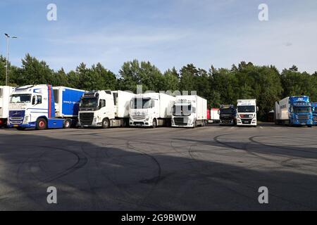 Ödeshög, Suède. 25 juillet 2021. Les camions s'arrêtent dans le trafic de vacances à Viringe, Mjölby, juste à côté de l'E4 le dimanche. Il y a beaucoup de pression sur les routes maintenant pendant les vacances quand beaucoup de touristes sont à la maison. Crédit : Jeppe Gustafsson/Alay Live News Banque D'Images