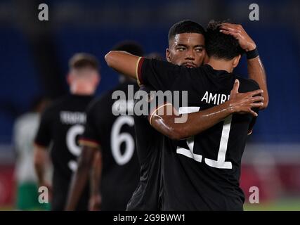 YOKOHAMA, JAPON - JUILLET 25 : Nadiem Amiri, d'Allemagne, est félicité après avoir obtenu sa note lors du match du tournoi de football olympique de Tokyo 2020 entre l'Arabie saoudite et l'Allemagne au stade Nissan, le 25 juillet 2021 à Yokohama, au Japon Banque D'Images