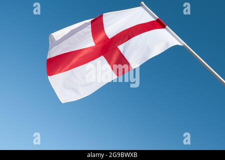 Drapeau de l'Angleterre sur fond bleu ciel. Drapeau de l'Angleterre sur fond bleu ciel Banque D'Images