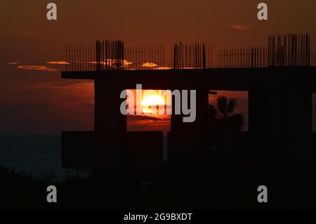 Coucher de soleil à travers la structure de silhouette à Kefaliona, Grèce Banque D'Images