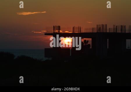 Coucher de soleil à travers la structure de silhouette à Kefaliona, Grèce Banque D'Images