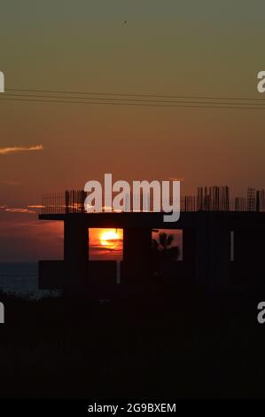 Coucher de soleil à travers la structure de silhouette à Kefaliona, Grèce Banque D'Images