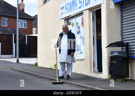 M. Hussein devant son magasin près de Regent Street à Wellington. Il y vit depuis le milieu des années 1960 Banque D'Images