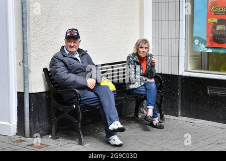 Femme âgée prenant un siège tout en se relaxant avec une cigarette 2021. street Streets Britain style de vie fumer vieux banc de siège centre-ville Royaume-Uni Banque D'Images