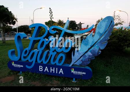 Porto Seguro, Bahia, Brésil - 19 juillet 2021: Arrivée panneau de signalisation touristique avec l'inscription Porto Seguro en grandes lettres colorées dans le quartier de la ville Banque D'Images