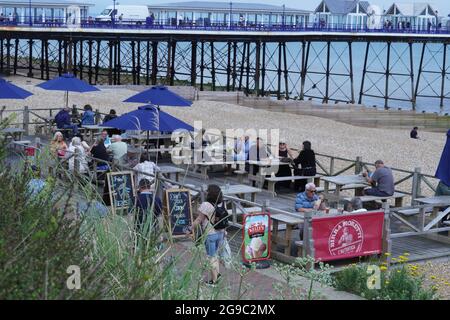 Eastbourne, East Sussex, Angleterre, Royaume-Uni 4 juillet 2021 : les touristes aiment prendre un café et bavarder dans un café de plage sur la station balnéaire d'Eastbourne, dans le sud du sussex Banque D'Images