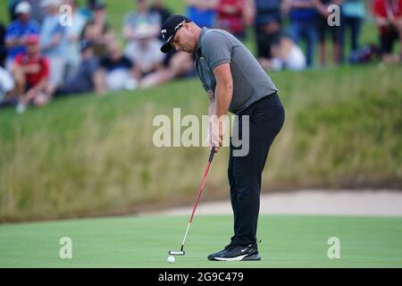 Le Callum Shinkwin d'Angleterre met sur le 18e vert pendant le quatrième jour de l'Open de Cazoo Wales au Celtic Manor Resort à Newport, pays de Galles. Date de la photo: Dimanche 25 juillet 2021. Banque D'Images