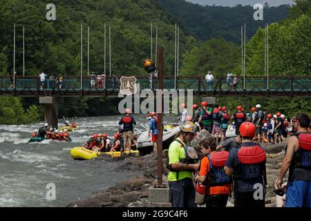 Rafting sur la rivière Ocoee dans la zone olympique de slalom dans la forêt nationale Cherokee Ducktown, Tennessee Banque D'Images