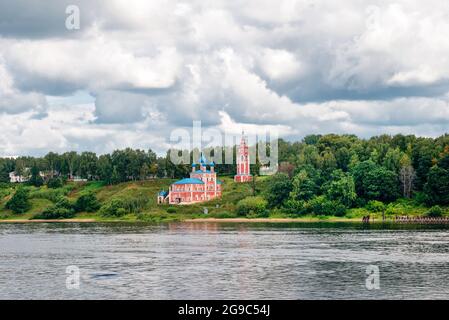 Vue sur l'église Kazan-Transfiguration sur les rives de la Volga dans la ville de Tutaev Banque D'Images