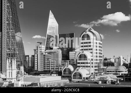 Vue sur les bâtiments et gratte-ciel de bureaux d'architecture moderne dans le quartier financier et d'assurance de la City of London, Londres EC3 et EC4 Banque D'Images