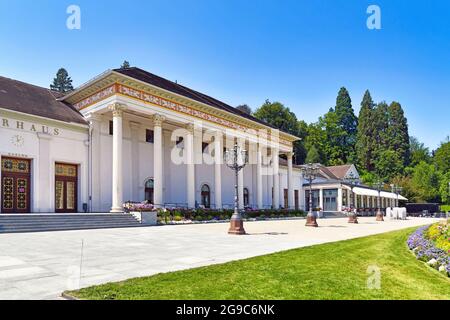 Baden-Baden, Allemagne - juillet 2021: Station thermale, casino, et complexe de conférence appelé 'Kurhaus' le jour d'été Banque D'Images