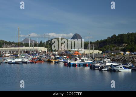 Le port de plaisance de Lochinver Harbour, avec la montagne Suilven visible en arrière-plan. À Lochinver, Scottish Highlands, Royaume-Uni. Banque D'Images