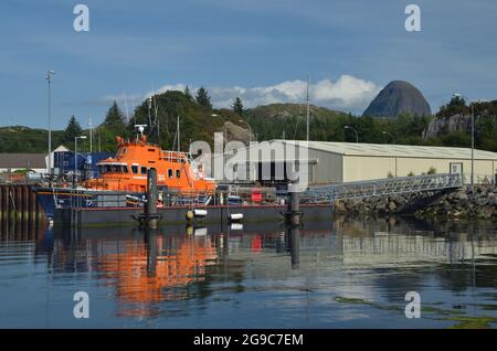 Le bateau de sauvetage RNLI à Lochinver Harbour, Écosse, Royaume-Uni Banque D'Images