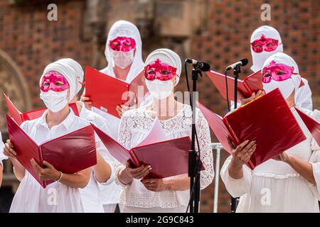 Wroclaw, Pologne. 25 juillet 2021. 25 juillet 2021 Volny Chor/Free chœur biélorusse donne un concert sur la place du marché à WrocÅ‚aw. Free Choir est un groupe de Biélorusses qui ont fondé un chœur après la truquage des élections présidentielles en Biélorussie. Ils portent des masques par crainte de représailles de la part de leurs familles au Bélarus. (Image de crédit : © Krzysztof Kaniewski/ZUMA Press Wire) Banque D'Images