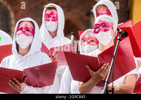 Wroclaw, Pologne. 25 juillet 2021. 25 juillet 2021 Volny Chor/Free chœur biélorusse donne un concert sur la place du marché à WrocÅ‚aw. Free Choir est un groupe de Biélorusses qui ont fondé un chœur après la truquage des élections présidentielles en Biélorussie. Ils portent des masques par crainte de représailles de la part de leurs familles au Bélarus. (Image de crédit : © Krzysztof Kaniewski/ZUMA Press Wire) Banque D'Images