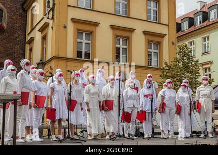 Wroclaw, Pologne. 25 juillet 2021. 25 juillet 2021 Volny Chor/Free chœur biélorusse donne un concert sur la place du marché à WrocÅ‚aw. Free Choir est un groupe de Biélorusses qui ont fondé un chœur après la truquage des élections présidentielles en Biélorussie. Ils portent des masques par crainte de représailles de la part de leurs familles au Bélarus. (Image de crédit : © Krzysztof Kaniewski/ZUMA Press Wire) Banque D'Images
