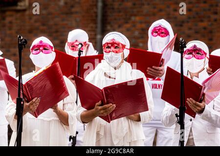 Wroclaw, Pologne. 25 juillet 2021. 25 juillet 2021 Volny Chor/Free chœur biélorusse donne un concert sur la place du marché à WrocÅ‚aw. Free Choir est un groupe de Biélorusses qui ont fondé un chœur après la truquage des élections présidentielles en Biélorussie. Ils portent des masques par crainte de représailles de la part de leurs familles au Bélarus. (Image de crédit : © Krzysztof Kaniewski/ZUMA Press Wire) Banque D'Images