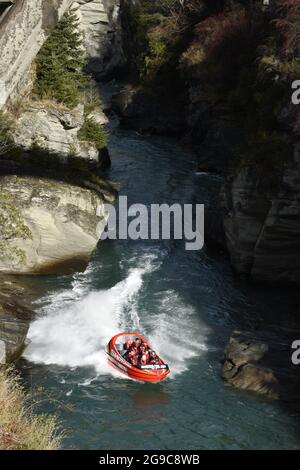 QUEENSTOWN, NOUVELLE-ZÉLANDE - 27 juin 2021 : un jet-boat Shotover qui s'accélère le long de la rivière serrée Banque D'Images