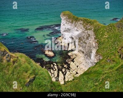 Falaises côtières montrant des strates exposées près de Portrush sur le sentier côtier d'Antrim Causeway Banque D'Images