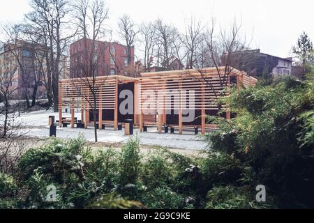 Vue d'hiver sur la tour de graduation de Mikołów, Silesia, Pologne. Beau bâtiment en bois dans le parc au centre de la ville. Banque D'Images