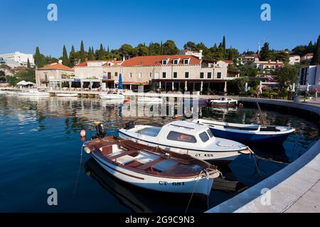 Restaurants du port à Cavtat, Dubrovnik Riviera, la côte dalmate, Croatie Banque D'Images