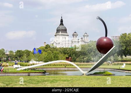 Spoonbridge et Cherry par Claes Oldenburg et Coosje van Bruggen au Minneapolis Sculpture Garden of the Walker Art Center, Minneapolis, MN, États-Unis. Banque D'Images