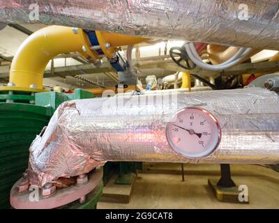 Manomètres et vannes avec conduites de chauffage dans la chaufferie, isolation thermique Banque D'Images