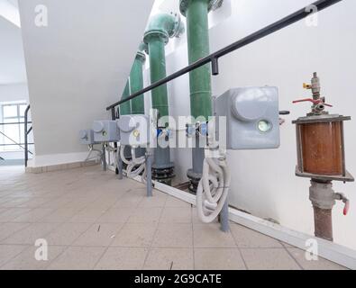 Équipement ou système de pompage, alimentation en eau. Sol carrelé dans la chambre, la partie inférieure des escaliers Banque D'Images