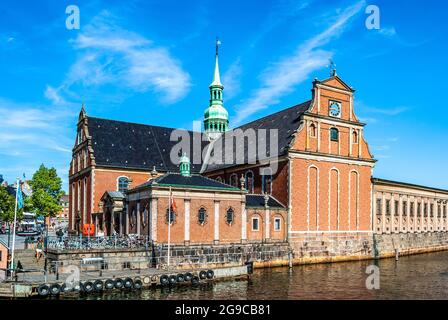 Vue extérieure de Holmens Kirke, église paroissiale du centre de Copenhague, Danemark, dans le style de la Reinassance, construite à l'origine dans le 16ème. Banque D'Images