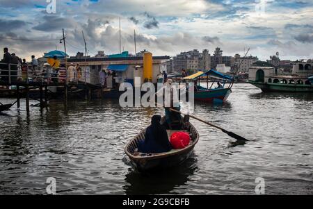 Bateau traversant la rivière sous le ciel nuageux. Cette image a été prise le 18-2020 août par moi, de la rivière Burigongga, Bangladesh, Sud Banque D'Images