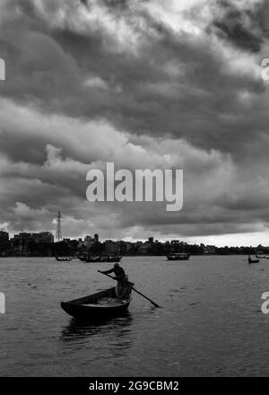 Bateau traversant la rivière sous le ciel nuageux. Cette image a été prise le 18-2020 août par moi, de la rivière Burigongga, Bangladesh, Sud Banque D'Images