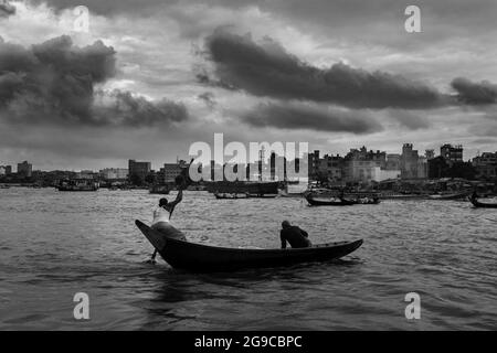 Bateau traversant la rivière sous le ciel nuageux. Cette image a été prise le 18-2020 août par moi, de la rivière Burigongga, Bangladesh, Sud Banque D'Images