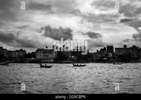 Bateau traversant la rivière sous le ciel nuageux. Cette image a été prise le 18-2020 août par moi, de la rivière Burigongga, Bangladesh, Sud Banque D'Images