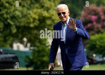 Washington, États-Unis. 25 juillet 2021. Le président américain Joe Biden se délase alors qu'il marche sur la pelouse sud de la Maison Blanche à son retour à Washington du Delaware le 25 juillet 2021. Photo par Yuri Gripas/Pool/Sipa USA crédit: SIPA USA/Alay Live News Banque D'Images