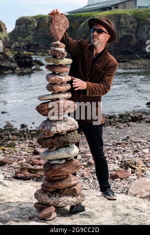 Photo Stone Stacker Créateur et fondateur James Craig page 2021 Edinburgh Science Festival ne laisse aucune pierre connectée Banque D'Images