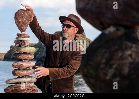 Photo Stone Stacker Créateur et fondateur James Craig page 2021 Edinburgh Science Festival ne laisse aucune pierre connectée Banque D'Images