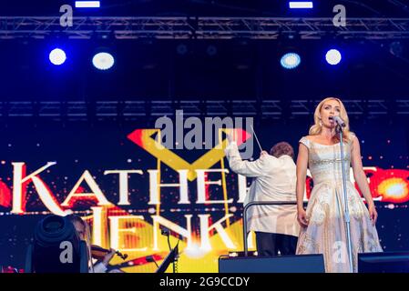 Promenade Park, Maldon, Essex, Royaume-Uni. 25 juillet 2021. Le premier week-end suivant la levée des restrictions COVID-19 au Royaume-Uni, des milliers de fans profitent d'un grand festival de musique dans un parc d'Essex, bordé par Katherine Jenkins. Le chanteur d'opéra gallois a parlé aux fans d'être en confinement et de chant manquant en direct. Sa musique de soutien a été fournie par le London concert Orchestra dirigé par Anthony Inglis Banque D'Images