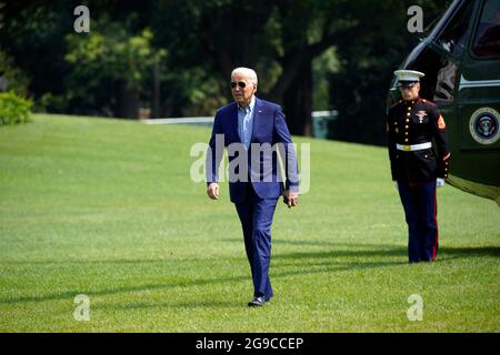 Washington, États-Unis. 25 juillet 2021. Le président américain Joe Biden marche sur la pelouse sud de la Maison Blanche à son retour à Washington du Delaware le 25 juillet 2021. Photo par Yuri Gripas/Pool/Sipa USA crédit: SIPA USA/Alay Live News Banque D'Images