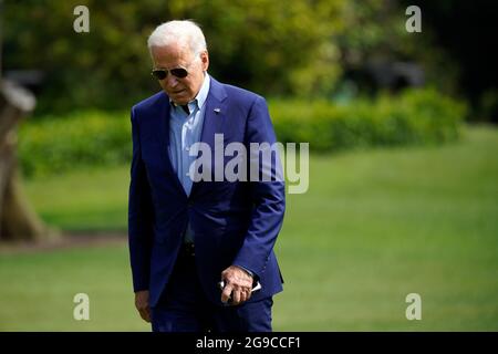 Washington, États-Unis. 25 juillet 2021. Le président américain Joe Biden marche sur la pelouse sud de la Maison Blanche à son retour à Washington du Delaware le 25 juillet 2021. Photo par Yuri Gripas/Pool/Sipa USA crédit: SIPA USA/Alay Live News Banque D'Images