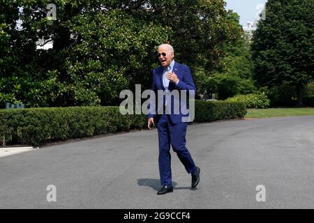 Washington, États-Unis. 25 juillet 2021. Le président américain Joe Biden marche sur la pelouse sud de la Maison Blanche à son retour à Washington du Delaware le 25 juillet 2021. Photo par Yuri Gripas/Pool/Sipa USA crédit: SIPA USA/Alay Live News Banque D'Images