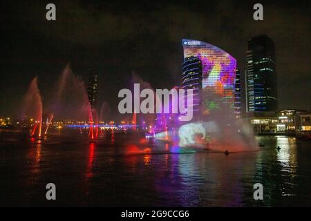 IMAGINE in Dubai Festival City est un spectacle de lumière, de feu d'eau et de magie qui capture l'imagination de chidlren et des adultes. Dubaï, Émirats arabes Unis. Banque D'Images