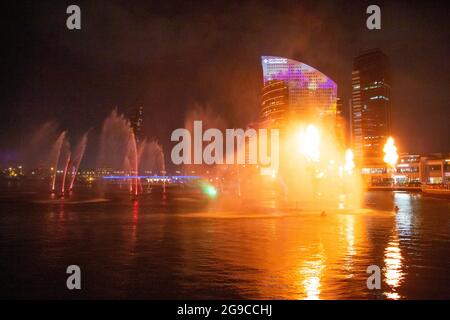 IMAGINE in Dubai Festival City est un spectacle de lumière, de feu d'eau et de magie qui capture l'imagination de chidlren et des adultes. Dubaï, Émirats arabes Unis. Banque D'Images