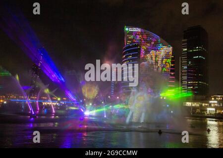 IMAGINE in Dubai Festival City est un spectacle de lumière, de feu d'eau et de magie qui capture l'imagination de chidlren et des adultes. Dubaï, Émirats arabes Unis. Banque D'Images