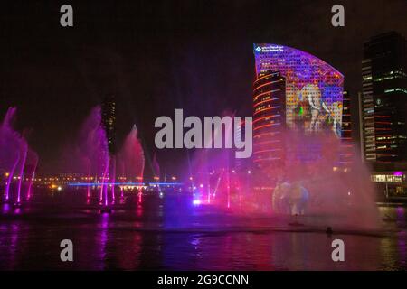 IMAGINE in Dubai Festival City est un spectacle de lumière, de feu d'eau et de magie qui capture l'imagination de chidlren et des adultes. Dubaï, Émirats arabes Unis. Banque D'Images