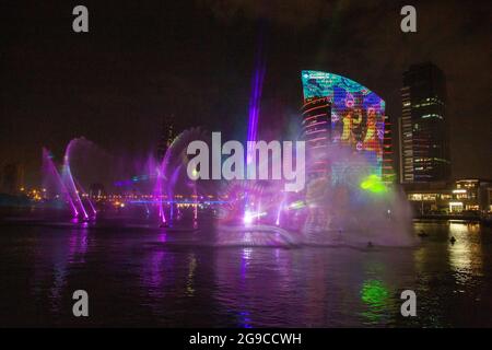 IMAGINE in Dubai Festival City est un spectacle de lumière, de feu d'eau et de magie qui capture l'imagination de chidlren et des adultes. Dubaï, Émirats arabes Unis. Banque D'Images